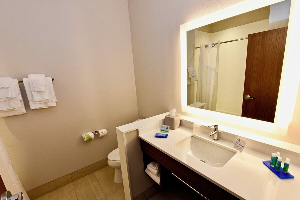 Standard Room, 2 Queen Beds | Room amenity