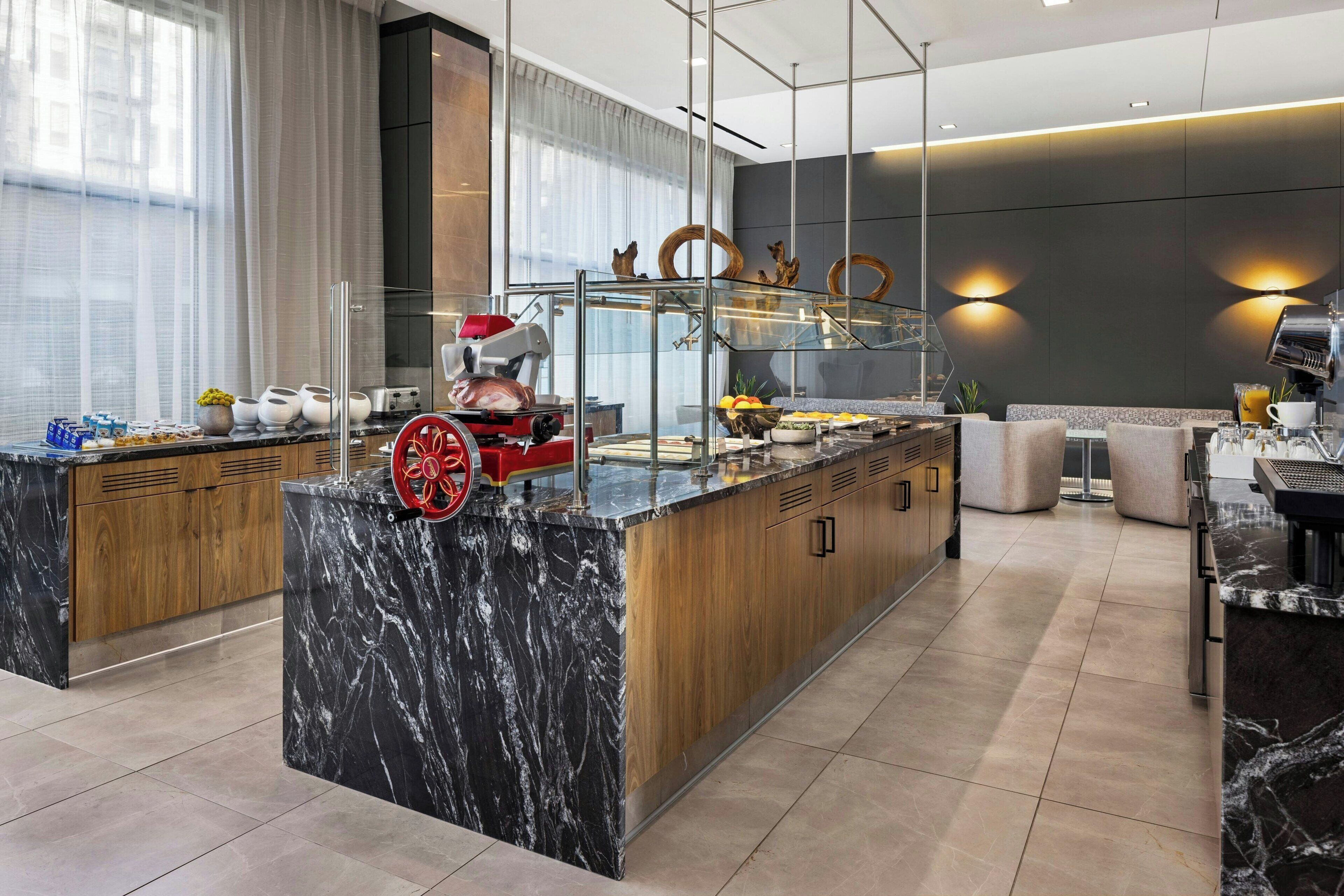 fridge, coffee/tea maker