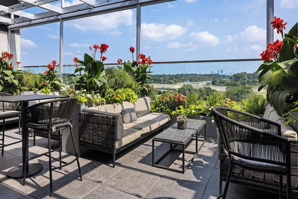 2 bars/lounges, rooftop bar