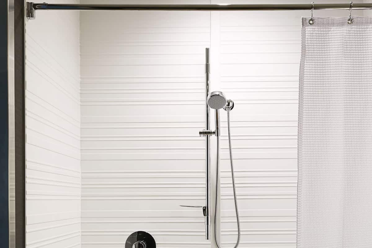 Ducha, artículos de tocador gratuitos, secador de pelo, toallas