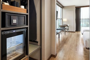 In-room safe, laptop workspace, iron/ironing board, free WiFi