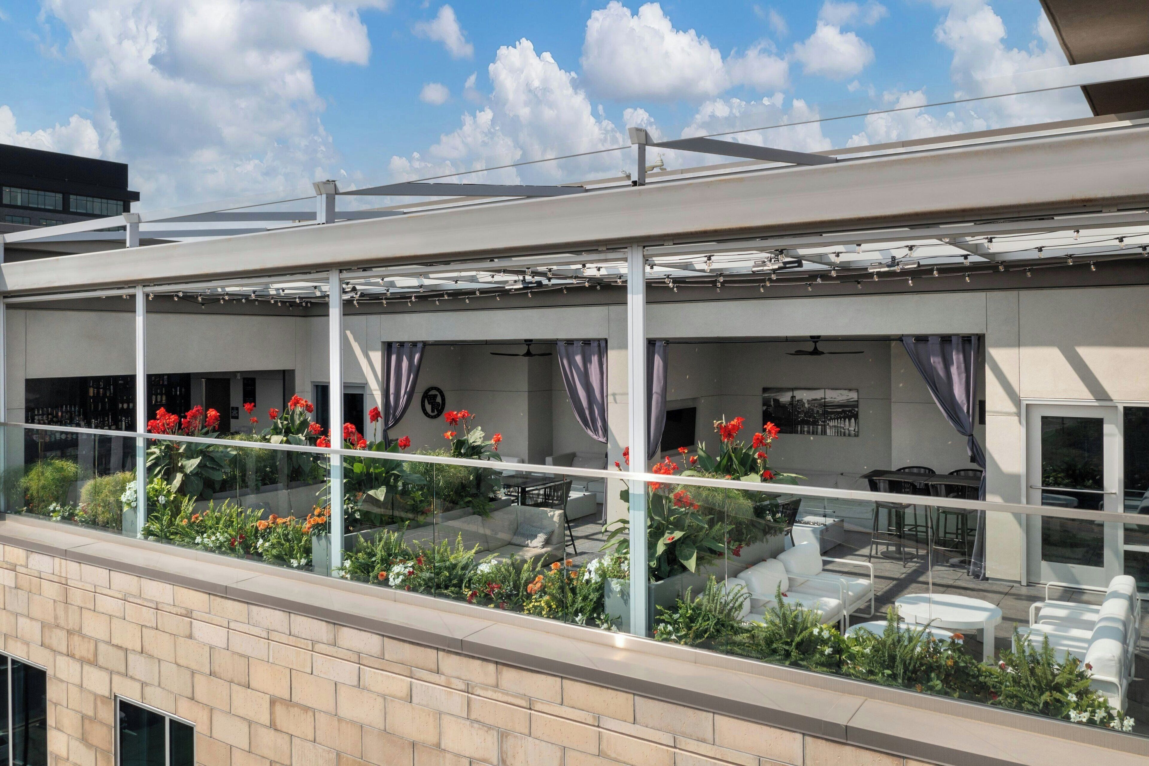 2 bars/lounges, rooftop bar