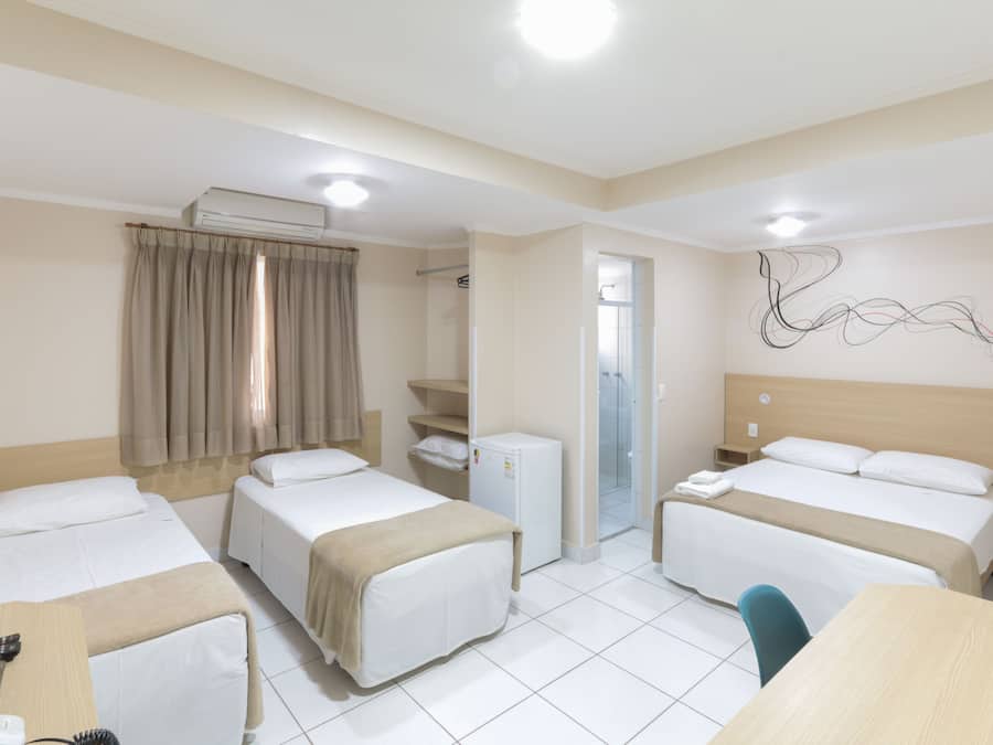 Superior-Vierbettzimmer, Mehrere Betten | Schreibtisch, laptopgeeigneter Arbeitsplatz, Verdunkelungsvorhänge