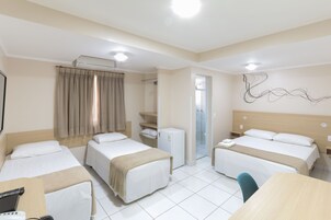 Escritorio, espacio para trabajar con laptop y cortinas blackout 