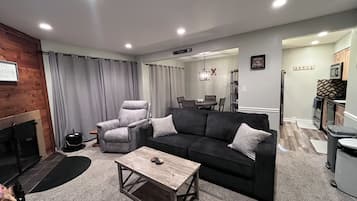 TV connectée, cheminée, baby-foot, livres