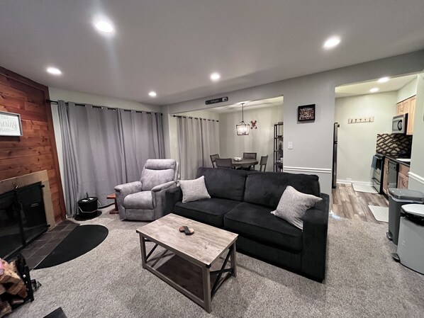 Smart-TV, Kamin, Tischfußball, Bücher