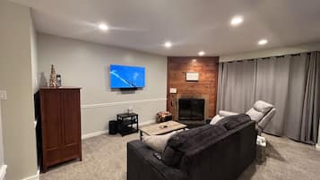 Smart-TV, Kamin, Tischfußball, Bücher