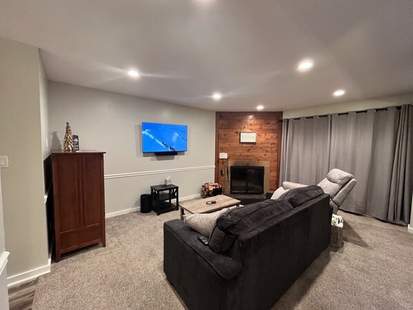 Smart TV, fireplace, foosball, books - Ski home to a renovated cozy 1br condo w/fireplace & hot tub at Trail Creek! (Killington)