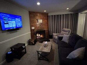 Smart TV, chimenea, futbolito y libros 