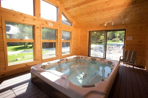 Ski home to a renovated cozy 1br condo w/fireplace & hot tub at Trail Creek!