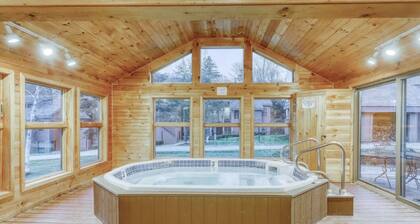 Ski home to a renovated cozy 1br condo w/fireplace & hot tub at Trail Creek!