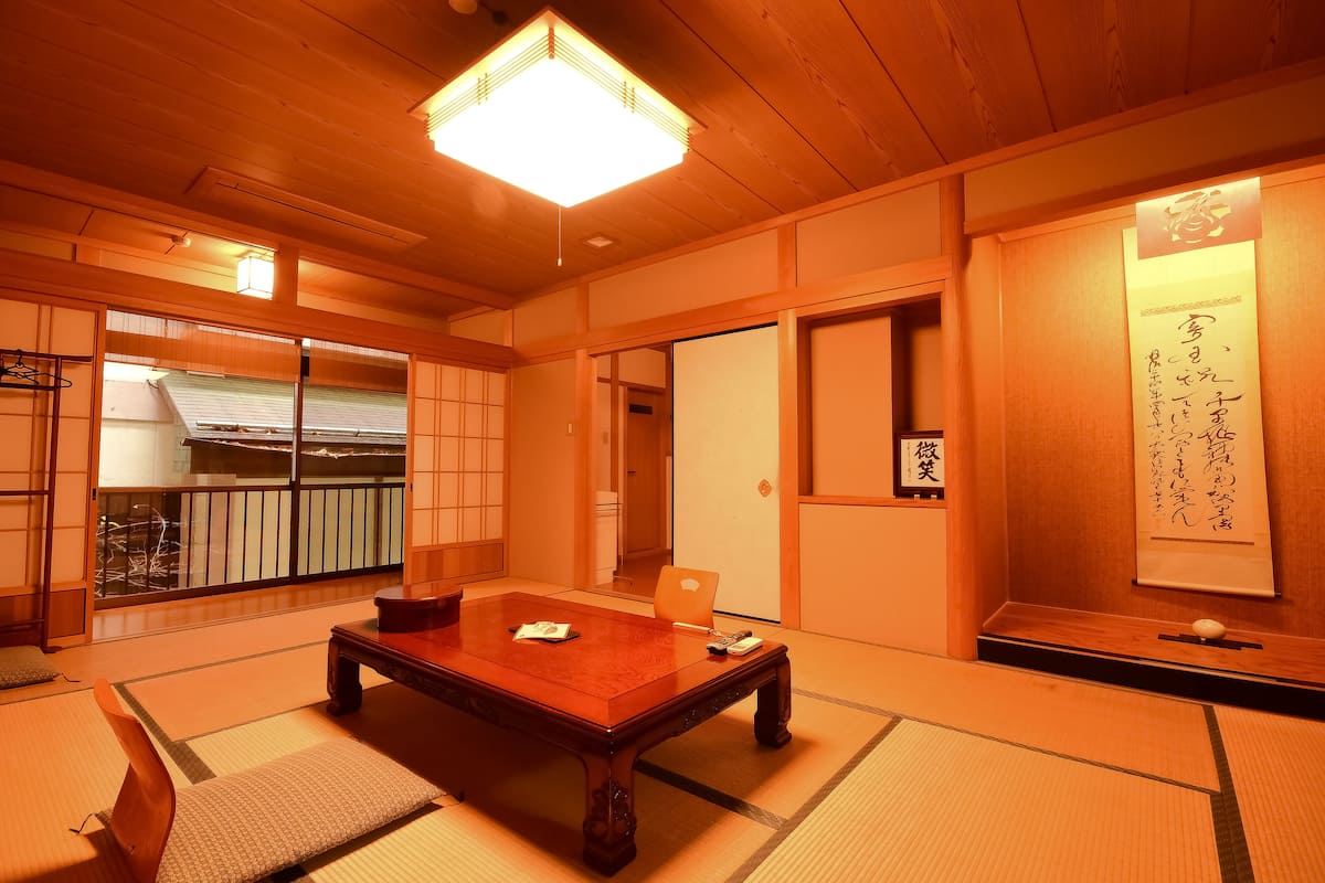 ห้องแฟมิลี่, ห้องน้ำรวม (Standard Japanese Style) | ผ้านวมขนเป็ด, ตู้นิรภัยในห้องพัก, Wi-Fi ฟรี, ผ้าปูที่นอน