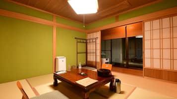 Standard Room, Non Smoking, Private Bathroom | Down comforters, in-room safe, free WiFi, bed sheets