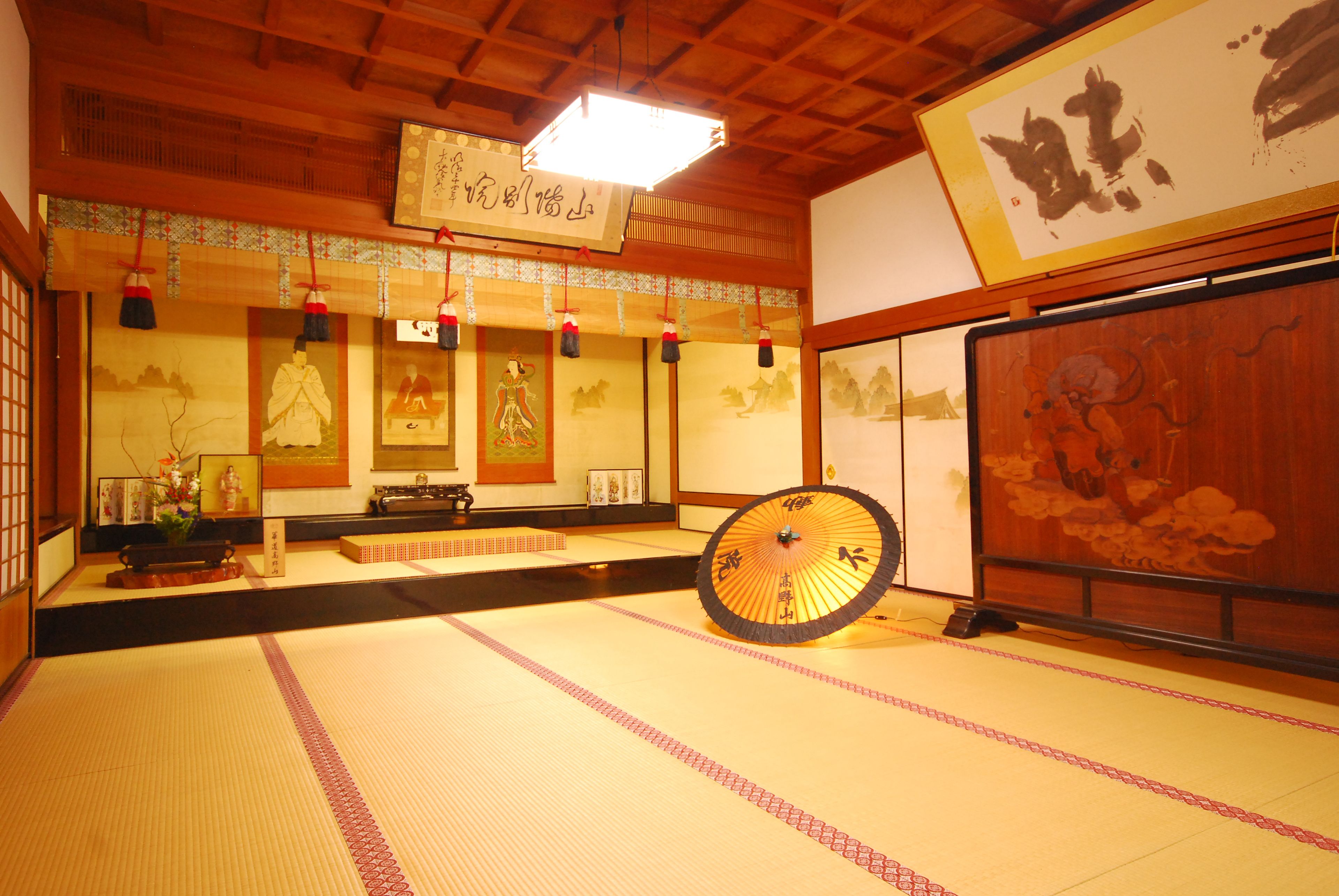 Een traditionele Japanse kamer met tatami vloerbedekking, shoji schermen en kalligrafie.
