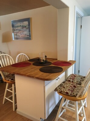 Dining - Cozy relaxing getaway - Great trails, sunsets, dunes, jacuzzi tub, beach (Charlevoix)