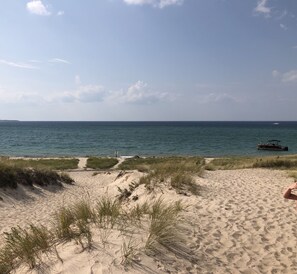 Beach nearby, sun loungers, beach towels - Cozy relaxing getaway - Great trails, sunsets, dunes, jacuzzi tub, beach (Charlevoix)