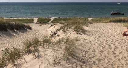 Cozy relaxing getaway - Great trails, sunsets, dunes, jacuzzi tub, beach