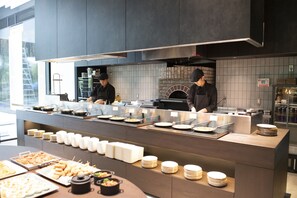 Se ofrece un desayuno bufé (3000 JPY por persona)