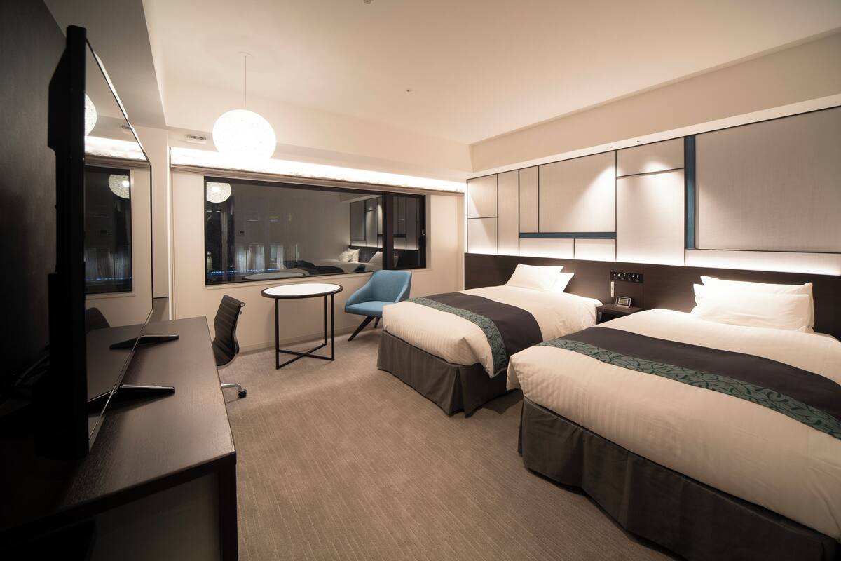 Deluxe Twin Room, Non Smoking (28 square meters) | In-room safe, desk, blackout drapes, soundproofing