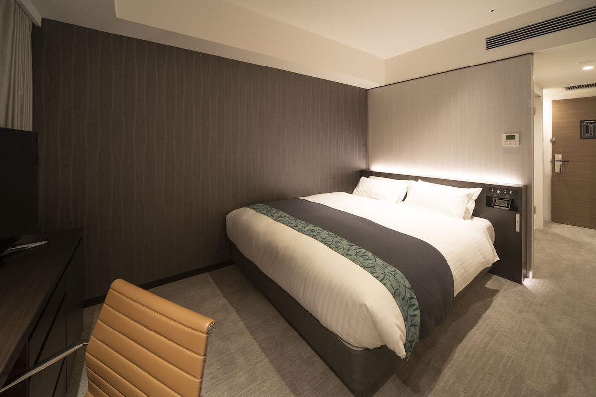 Standard Double Room, Non Smoking (18 square meters) | In-room safe, desk, blackout drapes, soundproofing