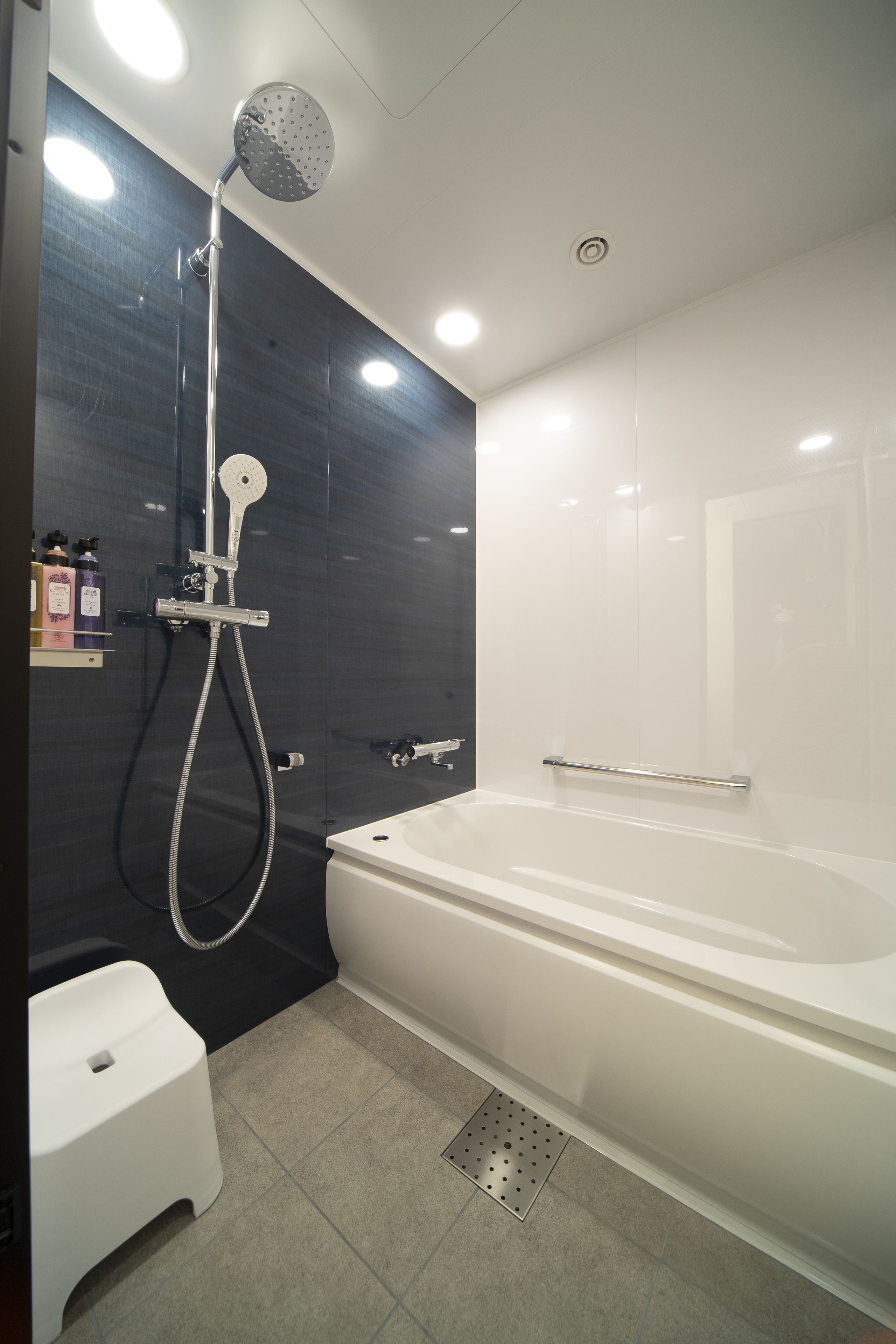triple room , non smoking(28 square) | bathroom | deep-soaking bathtub, free toiletries, hair dryer, slippers
