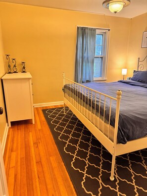 3 Schlafzimmer, Schreibtisch, Bügeleisen/Bügelbrett, Reisekinderbett