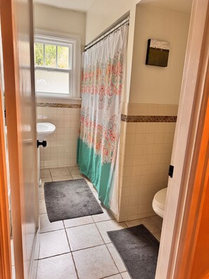 Combined shower/bathtub, towels