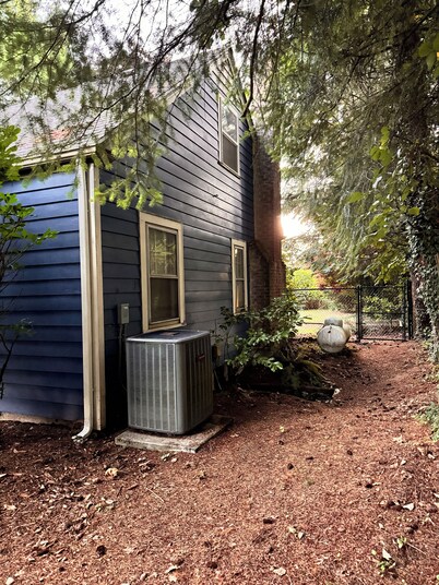 Wonderful home with hot tub  for couples, getaway with friends, families!
