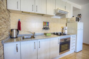 Kühlschrank, Mikrowelle, Ofen, Herdplatte