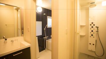 Secador de pelo, pantuflas, toallas