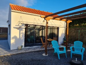 Outdoor dining - Elegant studio (V0) with garden and infinity views (Horta,Faial, Açores)
