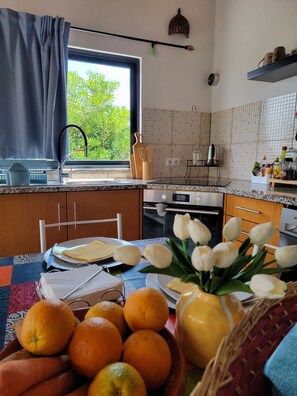 Fridge, microwave, oven, stovetop - Elegant studio (V0) with garden and infinity views (Horta,Faial, Açores)
