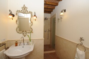 Chuveiro, secador de cabelo, bidê, toalhas de banho