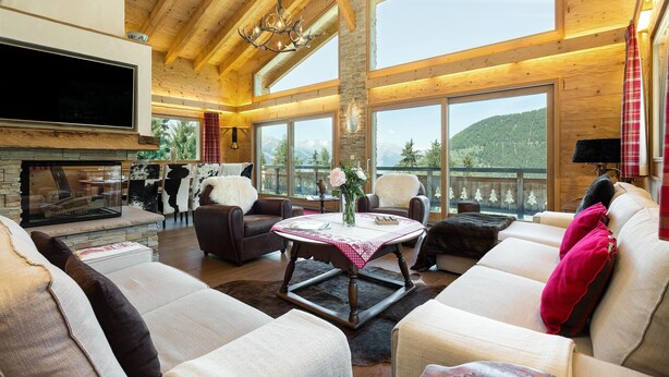 A spacious living room with a fireplace, large windows, and a cozy seating area. - Chalet Charbray - Jacuzzi - Sauna - Views - La Tzoumaz, 4 Vallees (La Tzoumaz)