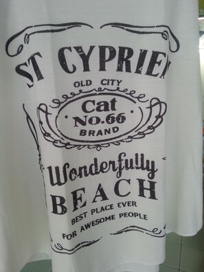 Et skilt med teksten 'ST CYPRIE' og 'Cat No.66 BRAND', der angiver en bestemt lokalitet eller virksomhed.