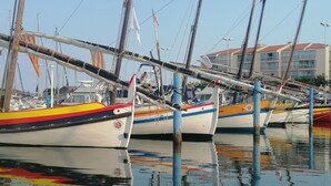 A marina with several boats docked, featuring masts and rigging. - Villa a few steps from the beach   (Saint-Cyprien)