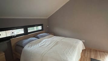 3 bedrooms, desk, iron/ironing board, WiFi