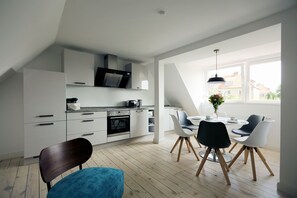 Fridge, oven, stovetop, dishwasher