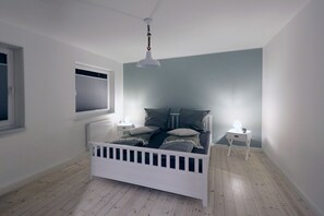 2 dormitorios, tabla de planchar con plancha, cuna de viaje