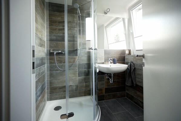 Bathtub, hair dryer, toilet paper - Vacation apartment on the Strelasund 150m to the beach WLAN 250Mbits & e-car connection (Stralsund)