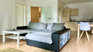 Een televisie en een tafeltennistafel