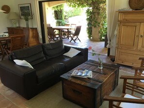 TV, DVD player, books - "villa provençale for 6pers. private swimming pool 😀 rental from saturday to saturday (Montauroux)
