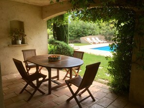 Outdoor dining - "villa provençale for 6pers. private swimming pool 😀 rental from saturday to saturday (Montauroux)