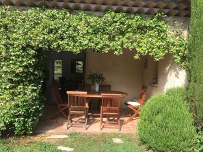 Outdoor dining - "Provencal villa for 6pers. private pool .😀.promotion september 200€/nuit (Montauroux)