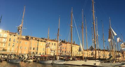 Provencen huvila yksityisellä uima-altaalla aidattu puutarha 6 hengelle.