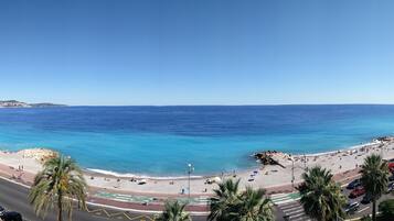 Vlak bij het strand, ligstoelen, strandlakens