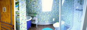 Badewanne, Haartrockner, Handtücher, Seife