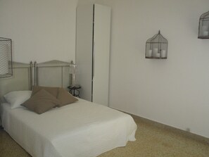 3 bedrooms, iron/ironing board, travel crib, free WiFi - In the heart of the historic center and the beach, 2 terraces. For 8 people (Trapani)