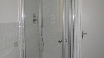Combined shower/tub, hair dryer, bidet, towels