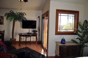 Téléviseur connecté, lecteur de DVD, livres, sélection de films